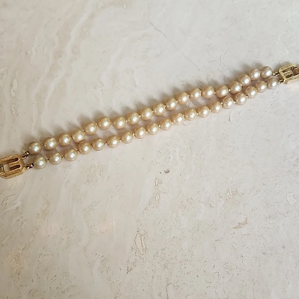 Givenchy 1977 Gold Faux Pearl Bracelet - Picture 6 of 7